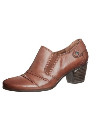 Brązowy skórzany botek za kostkę z szpiczastym noskiem, elastycznymi panelami po bokach, zakrzywionymi przeszyciami oraz niskim, warstwowym obcasem. Gładka powierzchnia z ozdobnymi elementami metalowymi.