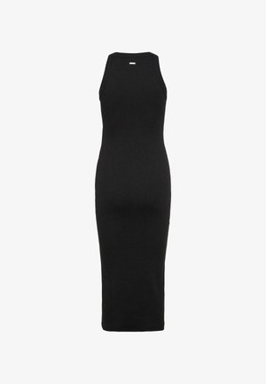 Zwarte getailleerde midi-jurk van rekbare stof. De jurk heeft een hoge halslijn en geen mouwen, met een soepele textuur en minimale details.