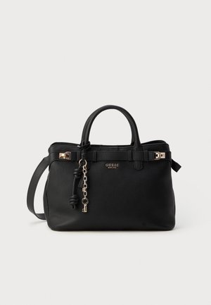 Schwarze Ledertasche von Guess mit zwei Griffen, goldfarbiger Kette und Schlüsselanhänger sowie Schulterriemen vor weißem Hintergrund.