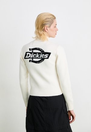 Witte trui met een zwart "Dickies" logo op de achterkant, met een aansluitend ontwerp, geribde manchetten en een zachte, textuurrijke stof.