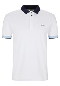 Polo shirt slim-fit blanc avec col marine, poignets de manches bleu clair, deux boutons noirs et petit logo "BOSS" sur la poitrine.