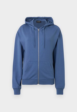 Modra jopa z zadrgo, izdelana iz mehke tkanine, z zateznim kapuco, dvema sprednjima žepoma in rebrastimi manšetami ter robom.