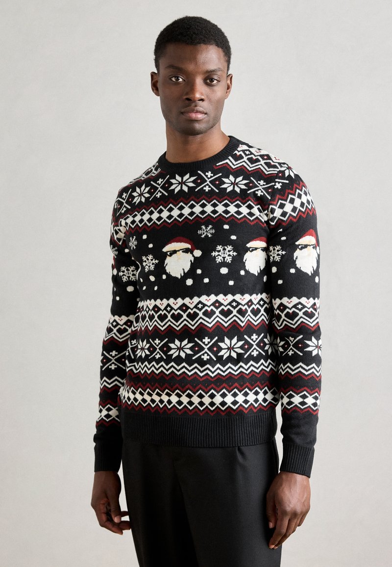 Sweater de malha preto com padrões festivos de Natal, incluindo rostos do Pai Natal, flocos de neve e designs geométricos em vermelho e branco. Punhos e bainha canelados.