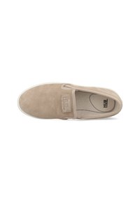 Beige Slipper aus Wildleder mit strukturiertem Obermaterial, elastischen Seiten und einer weißen Gummisohle mit dezentem Logo.