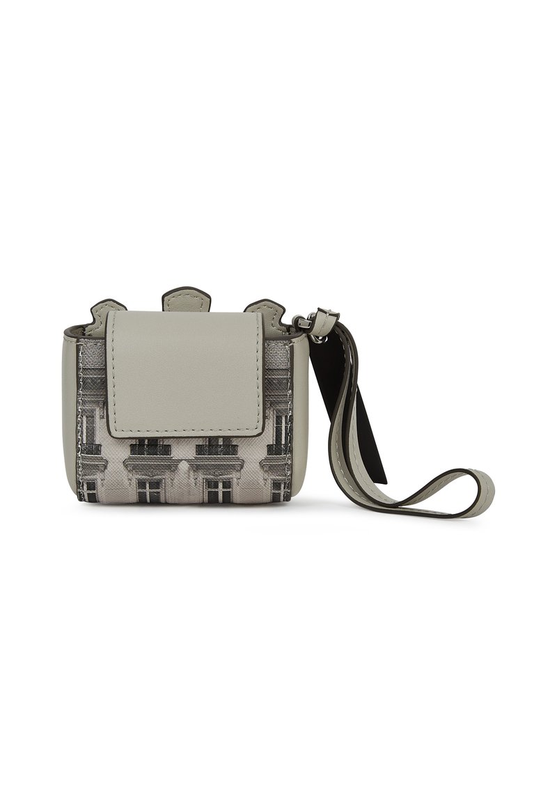 Szürke bőr táska épületek homlokzatait ábrázoló fényképes motívummal. Hajtókás záródás, felső fogantyúk és levehető pánt jellemzi.