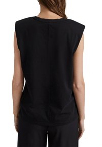 Top senza maniche nero con scollatura rotonda, vestibilità ampia e spalline. Tessuto liscio con un design minimalista e una cucitura dritta sul retro.