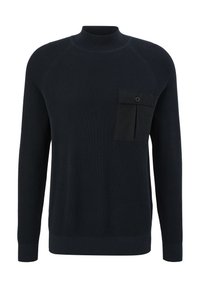 Rippensweater in Dunkelblau mit hohem Kragen, langen Ärmeln und einer aufgesetzten Tasche mit Knopf auf der Vorderseite. Weiche Textur, figurbetonter Schnitt.
