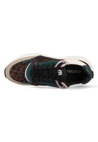 Multicolor Sneaker mit Leopardenmuster, grünem und burgunderfarbenem Wildleder, schwarzen Schnürsenkeln und einer cremefarbenen Gummisohle. Besitzt ein Logo auf der Zunge und der Ferse.