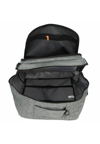 Borsa a tracolla in tessuto grigio con un ampio interno, tasca in rete e tracolla regolabile. Dotata di chiusura superiore con zip e molteplici scomparti.