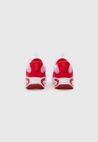Zapatillas deportivas rojas y blancas con tejido de malla y suela de goma. Presentan una pestaña en el talón y distintivos acentos rojos y blancos en la suela.