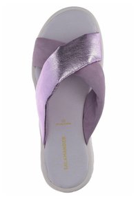 Sandali viola con design incrociato, realizzati in suede con dettagli metallici, suola interna morbida e suola in gomma bianca. Includono un dettaglio con logo oro.