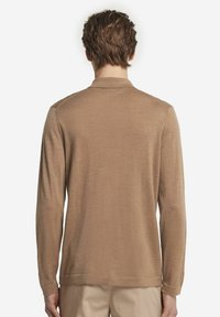 Langärmliges braunes Poloshirt aus leichtem Stoff, mit klassischem Kragen und gesäumten Bündchen, glatter Textur und einfarbig.