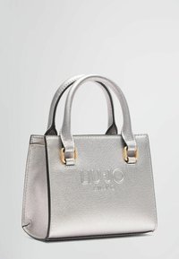 Borsa a tracolla in tessuto argentato con doppi manici, hardware dorato, marchio inciso e forma strutturata. Presenta un interno liscio.