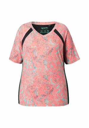 Rosa Korallenfarbener Sportshirt mit kurzen Ärmeln, hellblauem und weißem abstraktem Blumenmuster sowie schwarzen Akzenten an Schultern und Seiten.