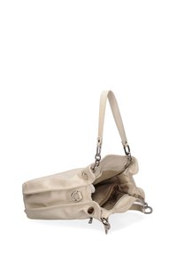 Bolso de cuero beige con compartimentos duales, acentos plateados y una correa desmontable. Presenta una textura suave y cierre a presión. Dos bolsillos interiores.