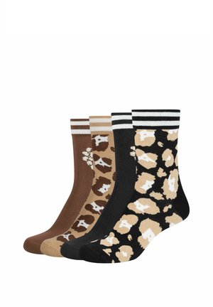 Quatre paires de chaussettes mi-mollet à motif animalier dans des tons marron, beige et noir, chacune avec des bordures rayées en blanc et aux couleurs contrastées.