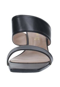 Sandali scivolati in pelle nera con una larga fascetta superiore, due sottili fascette orizzontali, punta square e una soletta beige liscia.