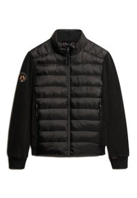 Sort isoleret jakke med quiltet nylon krop, glatte stofærmer, høj krave og sidelommer med lynlås. Logo-patch på venstre arm.