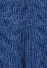 Pletený svetr v tmavě modré barvě, který předvádí texturovaný, otevřený vzor s vertikálními liniemi. Měkká textura, lehký a prodyšný vzhled.