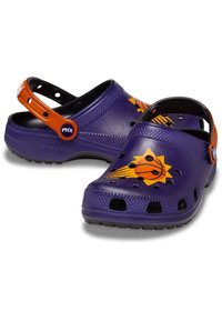 Fioletowe klapki z pomarańczowymi akcentami, z designem słońca w koszykówkę. Wykonane z lekkiego materiału z otworami wentylacyjnymi i paskiem na tylnej części.