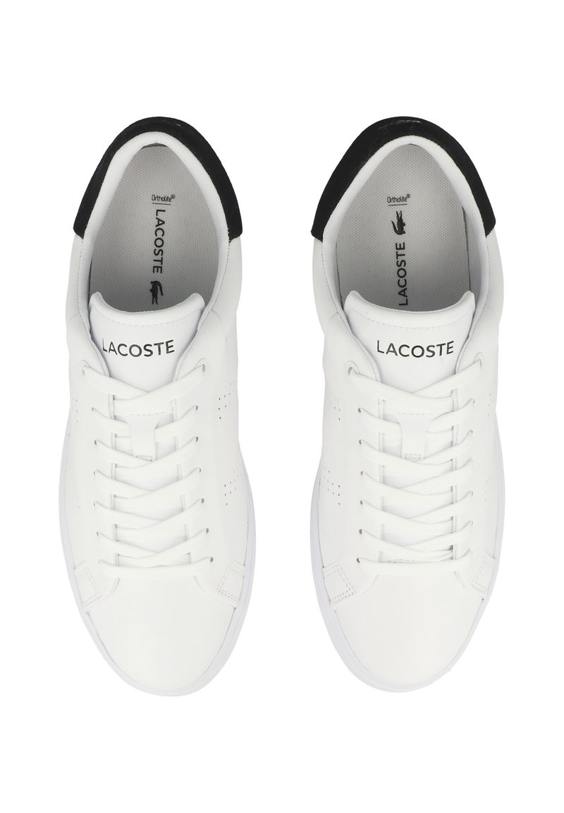 Hvide lædersneakers med sorte hæl-accents, snørelukning og perforerede detaljer på siderne. Logo på tungen og indersålen.