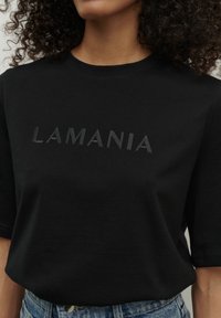 LA MANIA LUCY  - Marškinėliai su spaudiniu - czarny