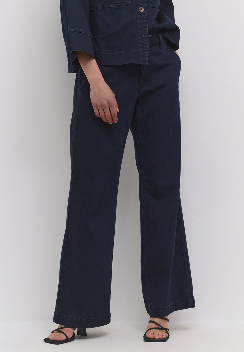 Essential Flared Jeans