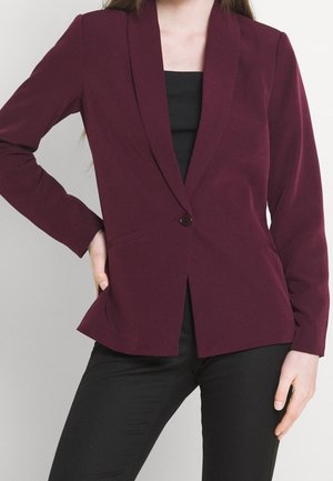 Bordeaux blazer met een geknipt revers, enkele knoopsluiting en zijzakken. Gemaakt van gladde stof, met een getailleerde pasvorm.