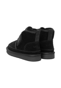 Czarne zamszowe botki za kostkę o fakturowanej powierzchni, z elastycznym bocznym panelem i grubą czarną gumową podeszwą. Minimalistyczny design bez dodatkowych ozdób.
