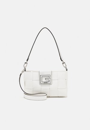 Sac à main tissé blanc avec une conception structurée, une bandoulière noire et un accent logo métallique à l'avant.