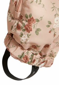 Bloemenrugzak met een zachte roze achtergrond, versierd met bruine en witte bloemen, van textuurstof, met een rits en een zwarte band.