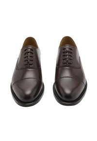 Scarpe eleganti in pelle marrone con finitura liscia, punta tondeggiante e design con lacci a cinque occhielli, caratterizzate da dettagli di cucitura sottili lungo le cuciture.