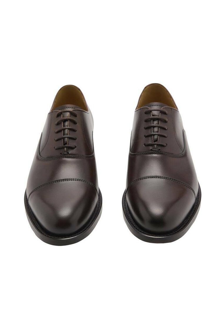 Braune Leder-Dressschuhe mit glatter Oberfläche, runder Zehenform und Schnürsenkeldesign mit fünf Ösen, versehen mit dezenten Nähdetails entlang der Nähte.