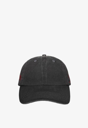 Czarna bawełniana czapka baseballowa z zakrzywionym daszkiem i widocznym przeszyciem, z delikatnie spranym efektem i małymi detalami po bokach.