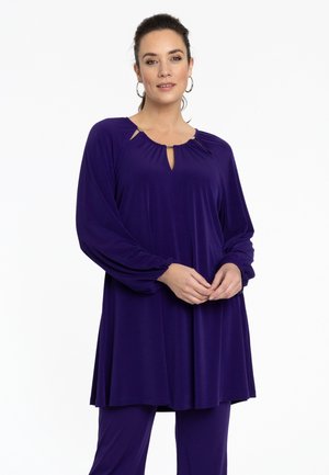 MIT CUT-OUT - Tunique - purple
