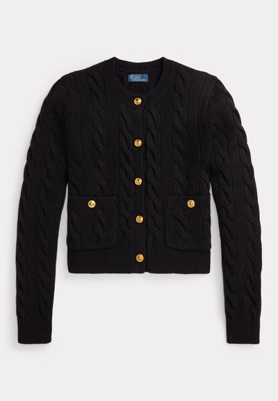 Sort kabelstrikket cardigan med guldknapper foran og på to forlommer, med ribbet rund halsudskæring og manchetter.