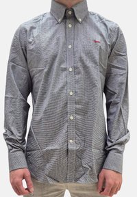 Camicia con bottoni realizzata in tessuto a fantasia nei toni del grigio con piccoli dettagli rossi e blu, dotata di colletto classico e maniche lunghe.