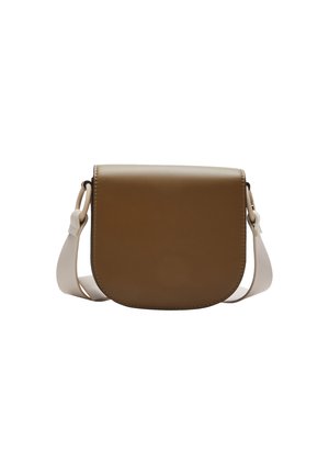 Bruine leren crossbodytas met klep en verstelbare beige band tegen een witte achtergrond.