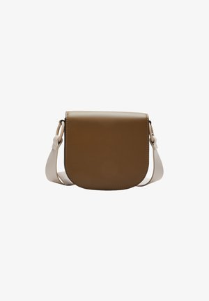 Bruine leren crossbodytas met klep en verstelbare beige band tegen een witte achtergrond.