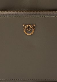 Pinko CARGO BUCKET - Mala a tiracolo - noce/antique gold-coloured