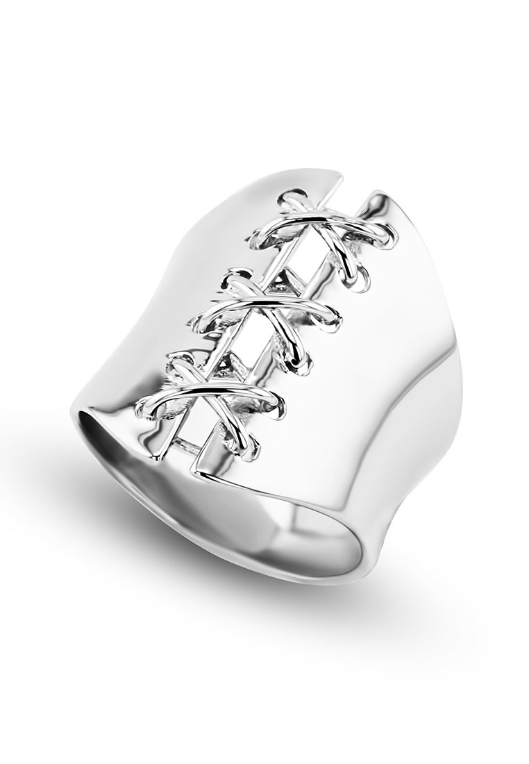 Silberring mit einem breiten Band, das ein zentrales Design aus gekreuzten Riemen zeigt, polierte Oberfläche und glatte Textur.