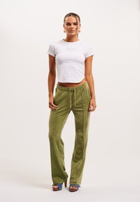 Juicy Couture TINA - Treniņtērpa apakšdaļas - mosstone