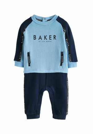 Blauer und dunkelblauer Trainingsanzug mit langen Ärmeln, vorderem Logo "BAKER" und seitlichen Reißverschlüssen. Weicher Stoff mit gerippten Bündchen und Knöchelüffnungen.