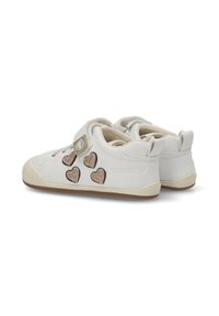 Zapatillas blancas de niño pequeño con suelas beige, parches de corazón brillante en los lados y cierre de tira de Velcro.