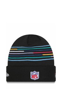 Schwarze Strickmütze mit mehrfarbigen horizontalen Streifen. Besitzt einen umgeschlagenen Saum mit einem NFL-Logo-Patch auf der Vorderseite. Weiche Textur.