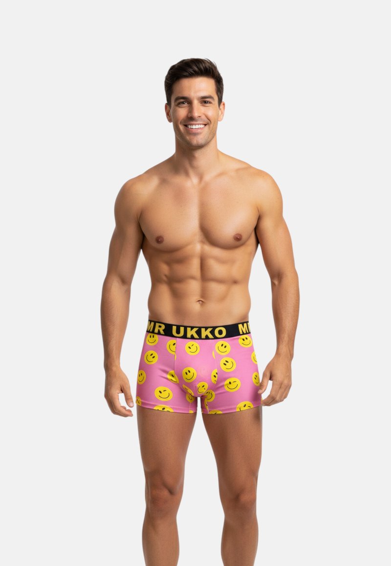 Boxers rosa que presentan un patrón de caras sonrientes, con una cinturilla negra que lleva el texto "MR UKKO", fabricados en tejido elástico para mayor comodidad.