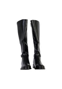 Botas altas de cuero negro con una textura suave, que presentan un cierre lateral con cremallera y una hebilla de correa horizontal cerca del tobillo. Diseño de suela plana.