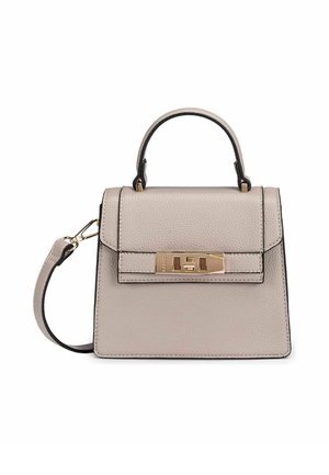 Pequeño bolso estructurado de cuero gris claro con asa superior, cierre con broche dorado y correa de hombro desmontable.