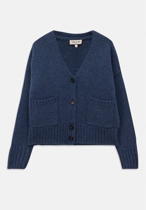 Navyblauer, grob gestrickter Cardigan mit V-Ausschnitt, langen Ärmeln, vorderem Knopfverschluss und zwei aufgesetzten Taschen.