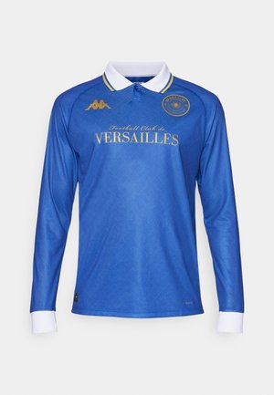 Zils ilgi piedurkņu futbola krekls ar baltu apkakli, kurā ir zelta logotipi un teksts, fakturēta diagonāla raksts un kontrastējoši baltie aproces.